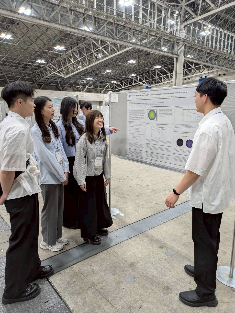 Poster presentation discussion at JpGU 2026.